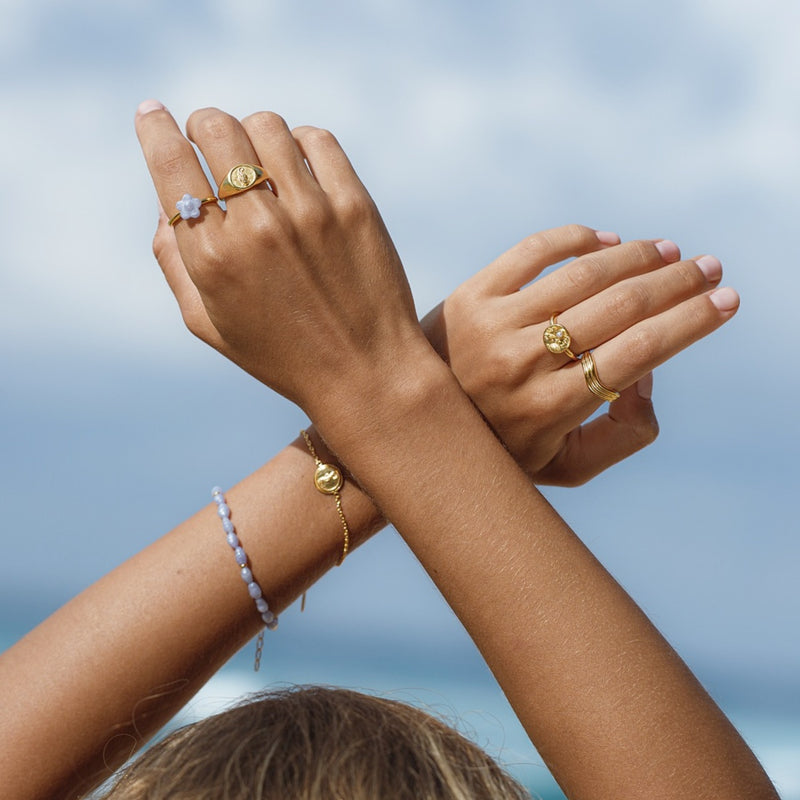 Damen Gold Perlenkette mit blauen Perlen| PRODUCT: float-seepferdchen-armband-gold_45_35 | PRODUCT: float-blumen-ring-gold_20_75 | PRODUCT: float-seepferdchen-ring-gold_30_75 | PRODUCT: float-korallen-pearl-ring-gold_65_65 | PRODUCT: float-atlantik-ring-gold_75_60