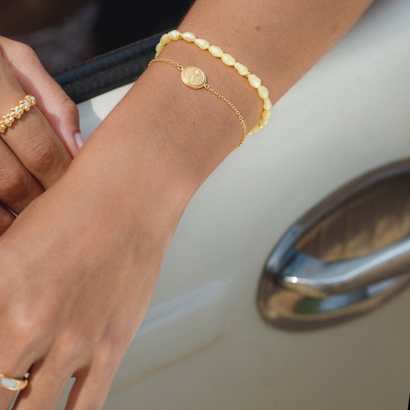 Damen Gold Perlenkette mit gelben Perlen| PRODUCT: float-seepferdchen-armband-gold_50_75 | PRODUCT: float-blumenkranz-ring-gold_5_60
