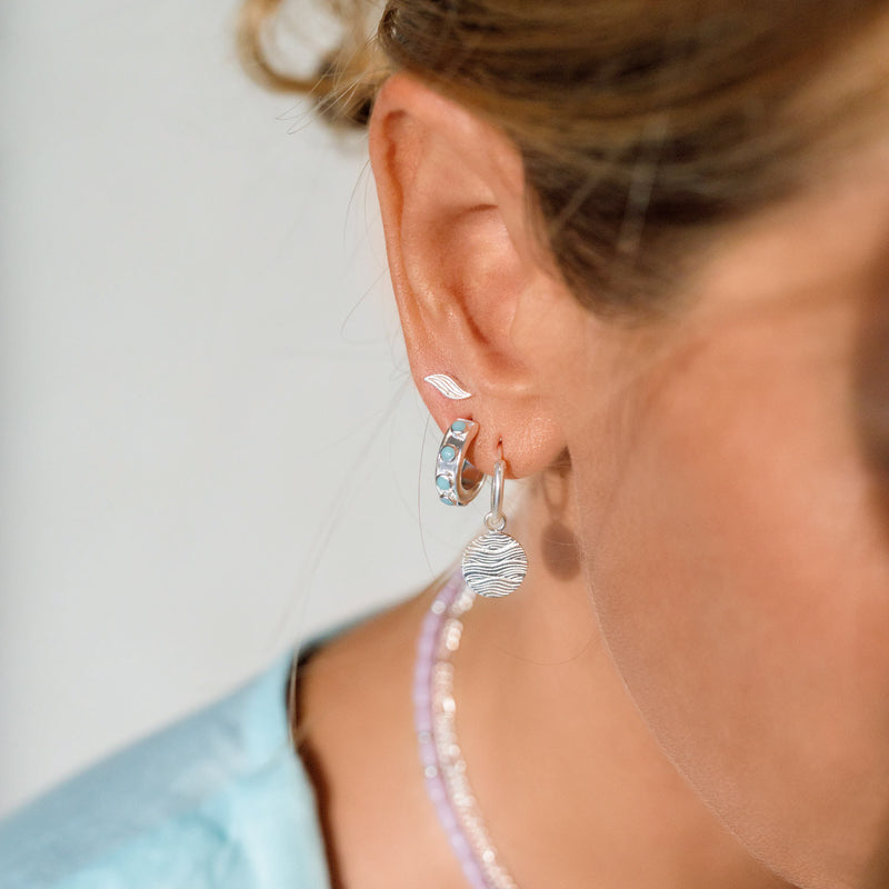 Drei Damen Silber Ohrringe. Ohrring Stecker mit Wellensymbol, Ohrring Stecker mit türkiser Perlenverzierung und Creolen Ohrring mit Wellenmuster.
