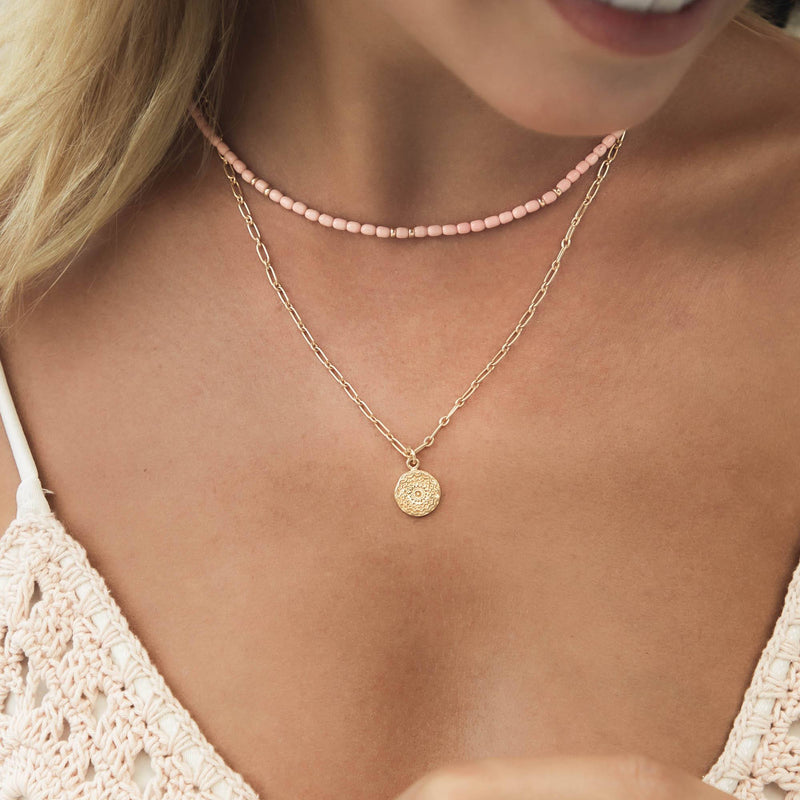 Damen Gold Perlen Halskette mit rosé farbenen Perlen und Halskette mit Mandala Anhänger | PRODUCT: float-mandala-halskette-gold_50_35