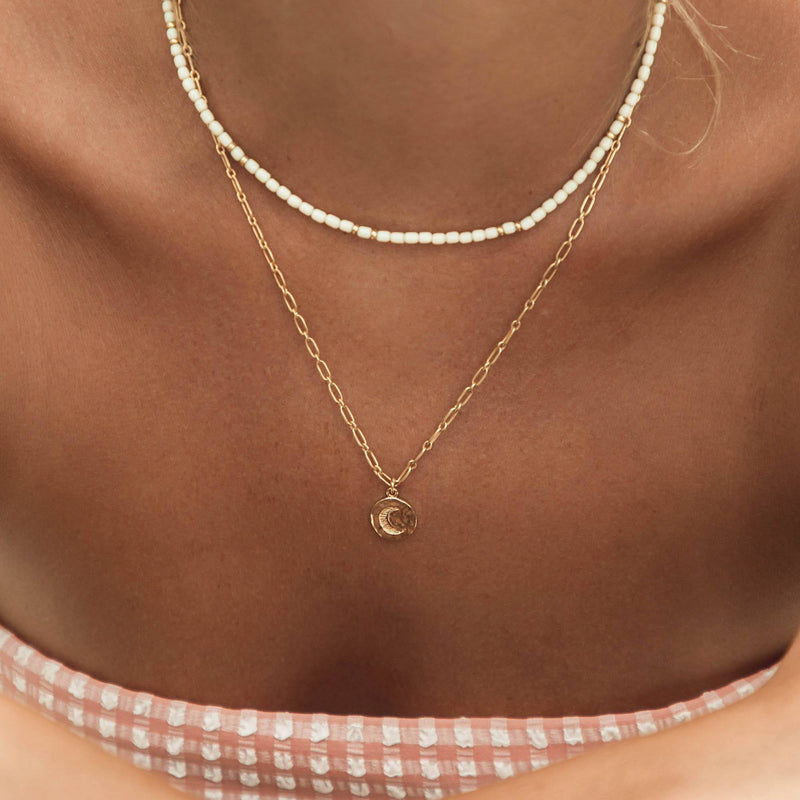 Damen Gold Perlen Halskette mit weißen Perlen und Halskette mit Mond Anhänger | PRODUCT: float-mond-halskette-gold_50_30