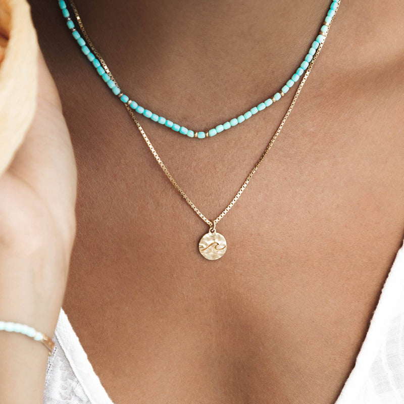 Damen Gold Perlen Halskette mit türkisen Perlen und Wellen Anhänger | PRODUCT: float-welle-halskette-gold_50_35
