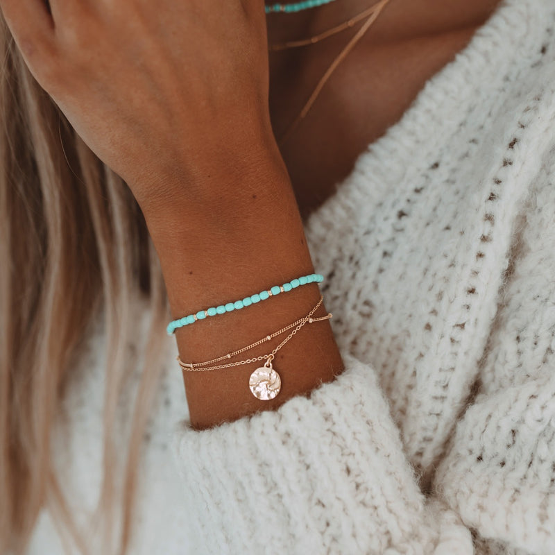 Damen Gold Armband mit Wellen Anhänger und türkises Perlen Armband. | Style: Aloita