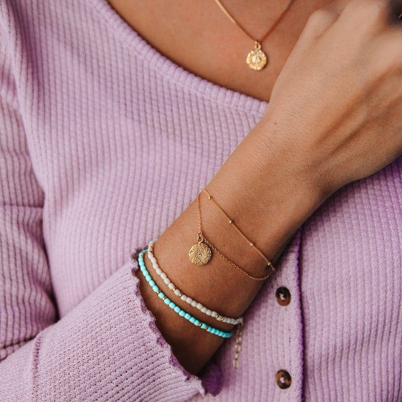 Damen Gold Armband mit Mandala Anhänger und türkisem Perlenarmband | STYLE: Aloita |  PRODUCT: float-rainbow-armband-gold_50_20