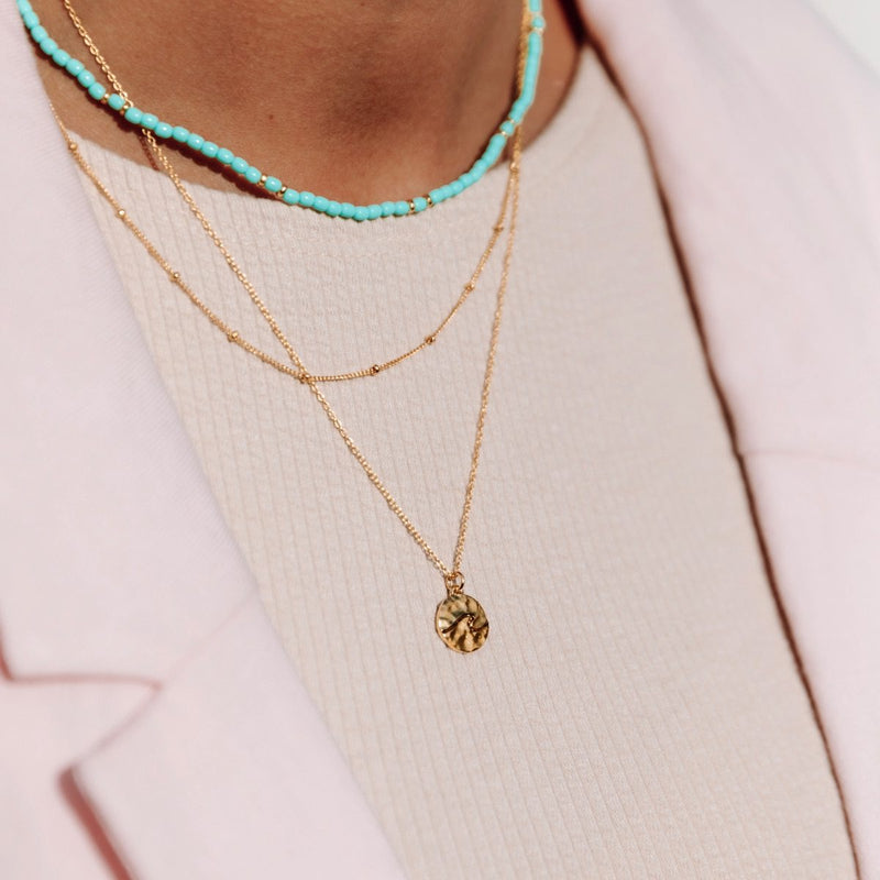Damen Gold Halskette mit Wellen Anhänger und türkise Damen Perlen Halskette. | Style: Aloita | PRODUCT: float-rainbow-halskette-gold_40_70