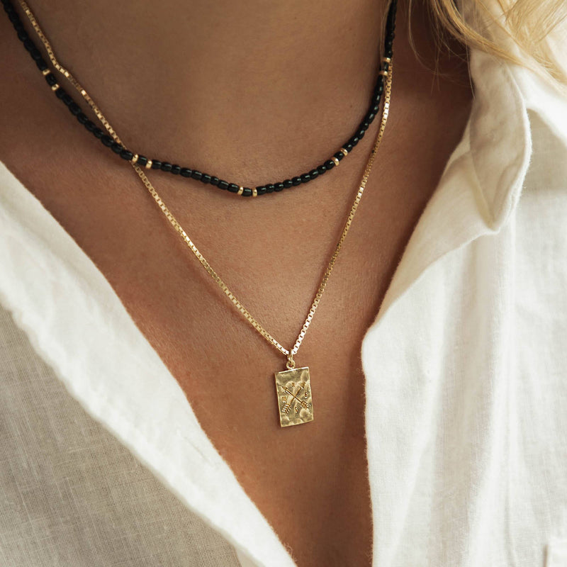 Damen Gold Perlen Halskette mit schwarzen Perlen und Halskette mit Kompass Anhänger  | PRODUCT: float-kompass-halskette-gold_50_25