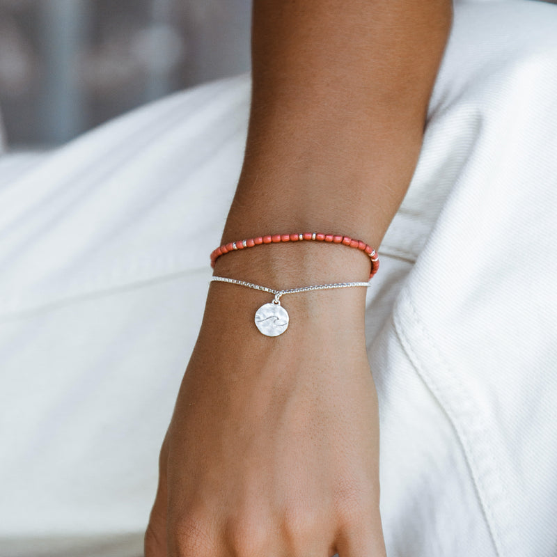Damen Silber Armband mit Wellen Anhänger und rotes Perlen Armband. | Style: Hanalei