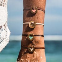 pulsera de corazón con amuleto flotante