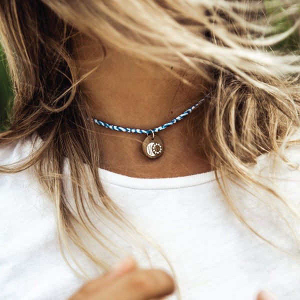 Damen Choker Halskette mit Sonne & Mond Anhänger Farbe ozeanblau