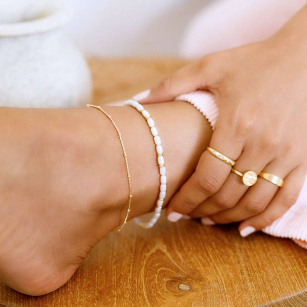 Damen Fußkettchen Gold mit kleinen Kugeln und einer Perlen Fußkette mit weißen Perlen