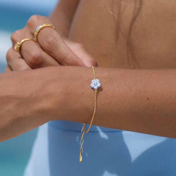 Damen Gold Armband mit blauem Blumen Anhänger