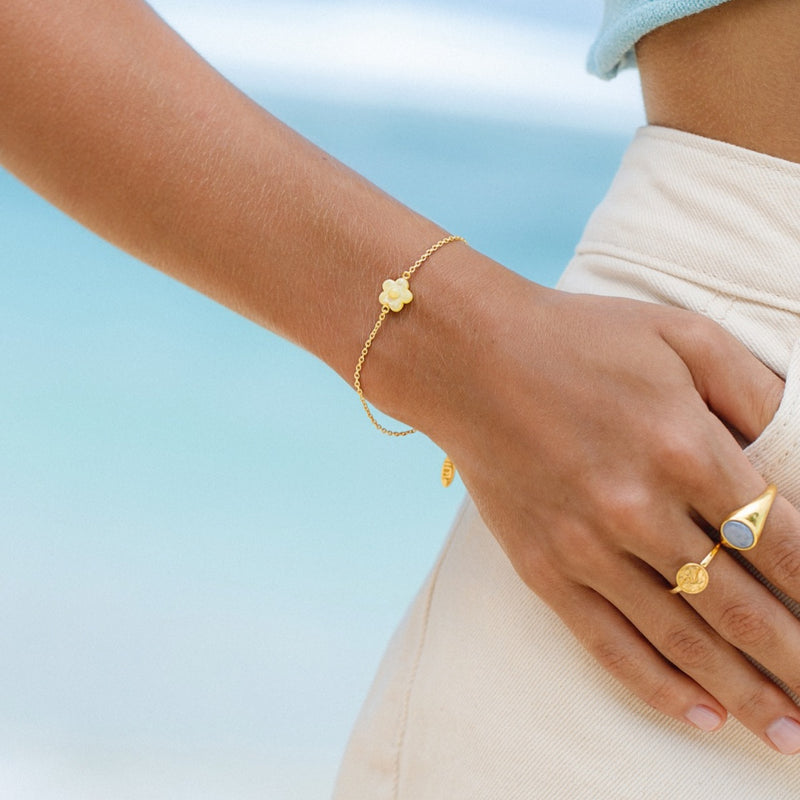 Damen Gold Armband mit gelbem Blumen Anhänger| PRODUCT: float-wellen-coin-ring-gold_90_20 | PRODUCT: float-overseas-ring-gold_95_20