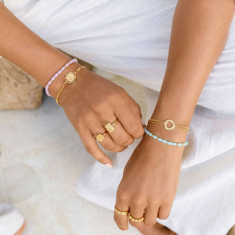Damen Armband Gold mit Anhänger mit Palmenmotiv und Perlenarmband aus lilanen Perlen