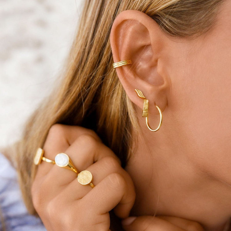 Gold Damen Cuff Ohrring mit Wellenmuster und Ohrring Stecker mit Wellen Motiv