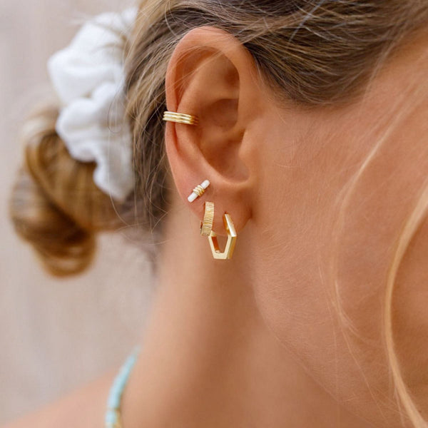 Damen Gold Ohrring in Hexagon Form und Huggie Ohrring mit Wellenmuster