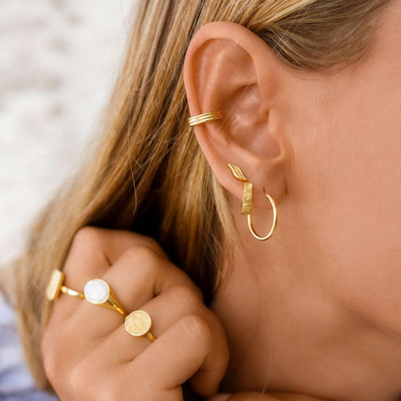 Damen Gold Huggie Ohrring mit Wellenmuster und Cuff Ohrring