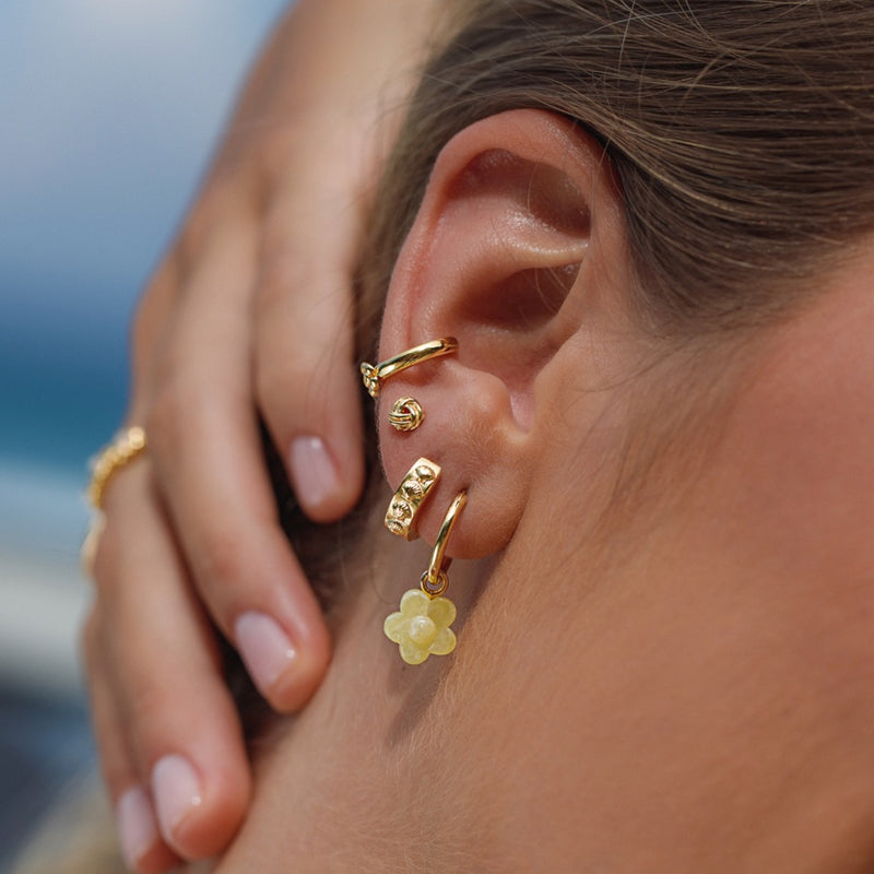 Damen Gold Huggie Ohrring mit Muschel Muster auf der Oberfläche | PRODUCT: float-blumen-ohrring-gold_40_20 | PRODUCT: float-seemannsknoten-ohrring-stecker-gold_35_50