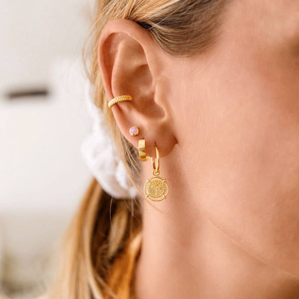 Damen Gold Creolen Ohrring mit Palmen Anhänger und Huggie Ohrring mit glatter Oberfläche