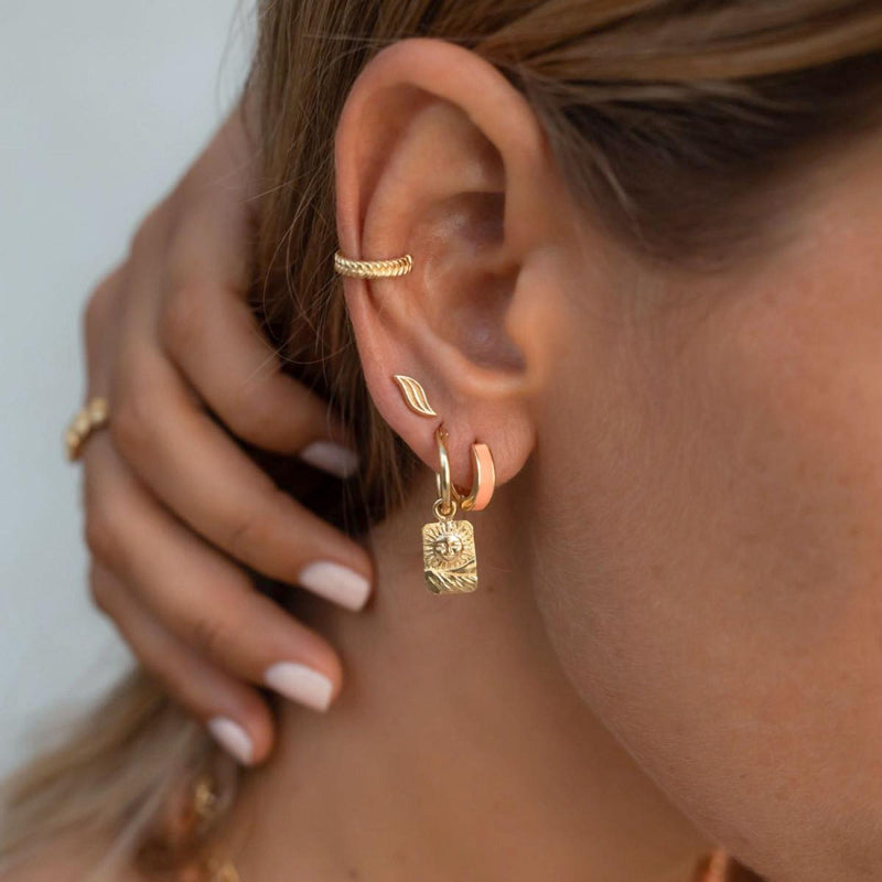 Damen Creolen Gold Ohrring mit Sonnen Anhänger und Ohrring Stecker mit Wellenmotiv