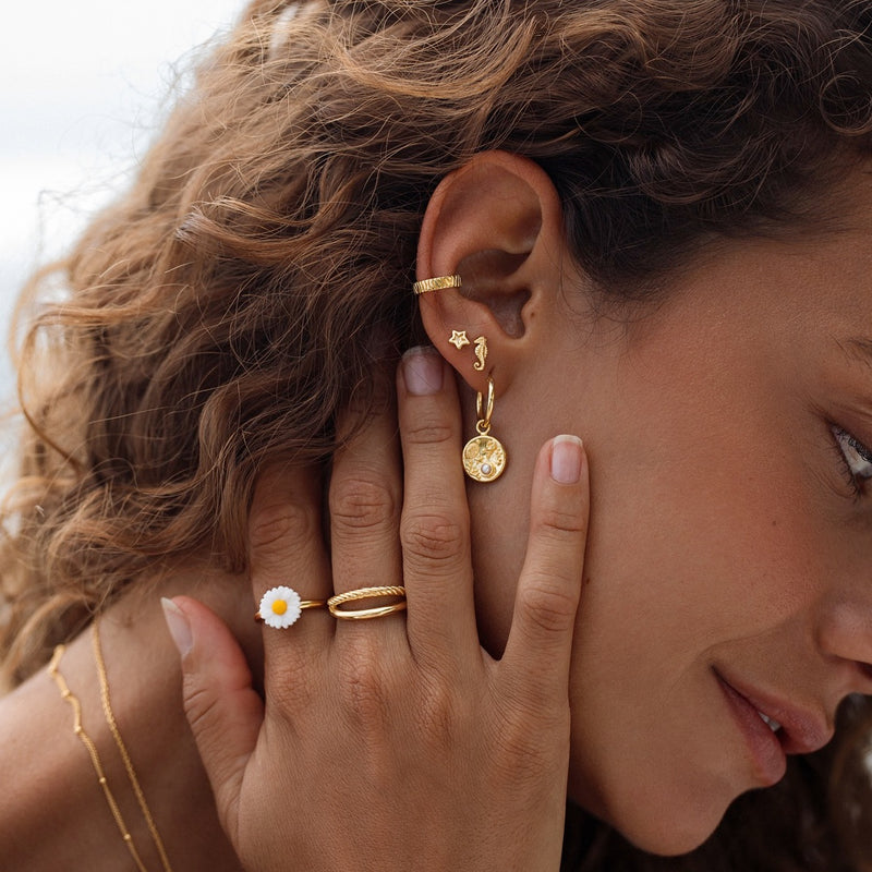 Damen Gold Ohrring Stecker mit Seepferdchen Motiv | PRODUCT: float-korallen-pearl-ohrring-gold_50_40 | PRODUCT: float-ganseblumchen-ohrring-gold_25_25 | PRODUCT: float-reef-ring-gold_35_25