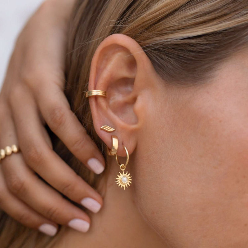 Damen Gold Creolen Ohrring mit Sonnen Anhänger und Wellen Ohrring Stecker