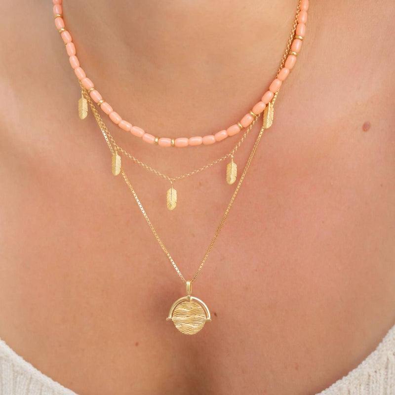 Zwei Gold Halsetten. Gold Halskette mit Anhänger mit Wellenmuster und Pfirsich farbener Perlenhalskette. | Style: Hanalei
