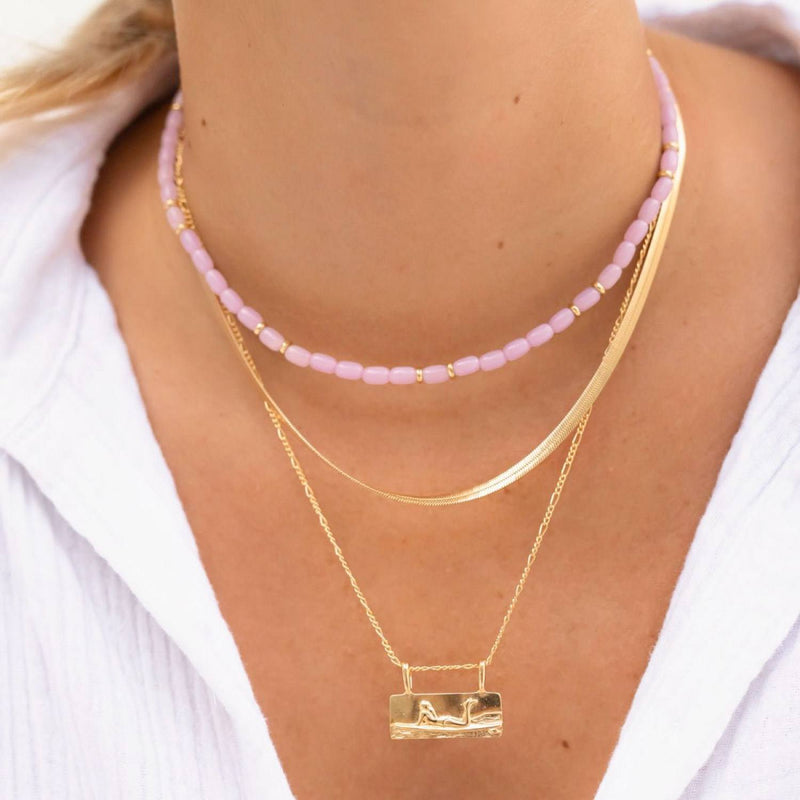 Damen Gold Halskette mit Anhänger mit Surferin und lilane Perlen Halskette. | Style: Malia