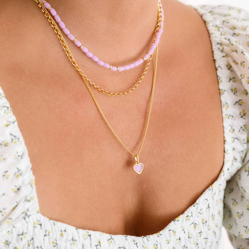 Damen Gold Halskette mit Herz Anhänger mit lilanem Inlay und einer Perlen Halskette mit lilanen Perlen. | Style: Nalani