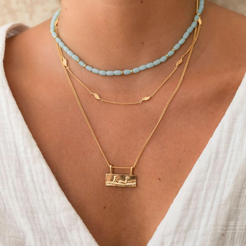 Damen Gold Halskette mit Anhänger mit Surferin und türkise Perlen Halskette. | Style: Nalani