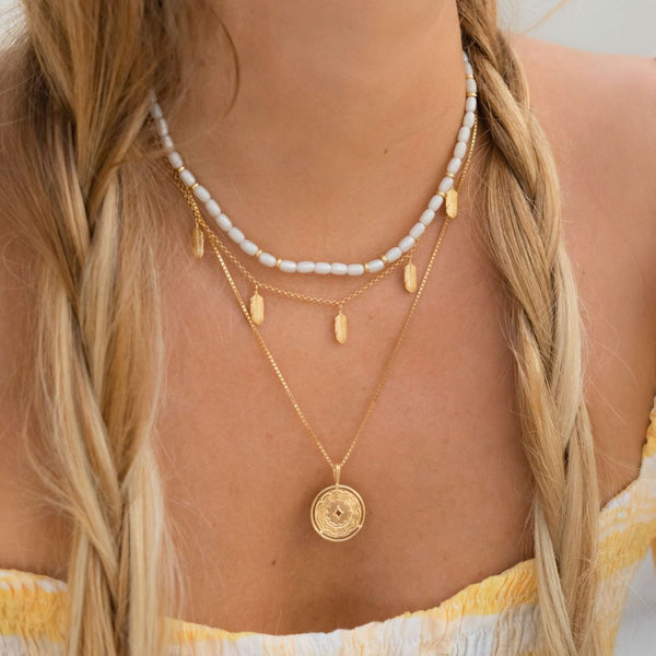 Damen Gold Halskette mit eingearbeiteten Palmenblättern und einer weißen Perlenhalskette