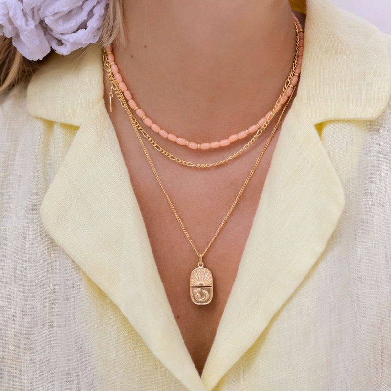 Damen Gold Perlen Halskette aus Pfirsich farbenen Perlen und Halskette mit Mond Anhänger