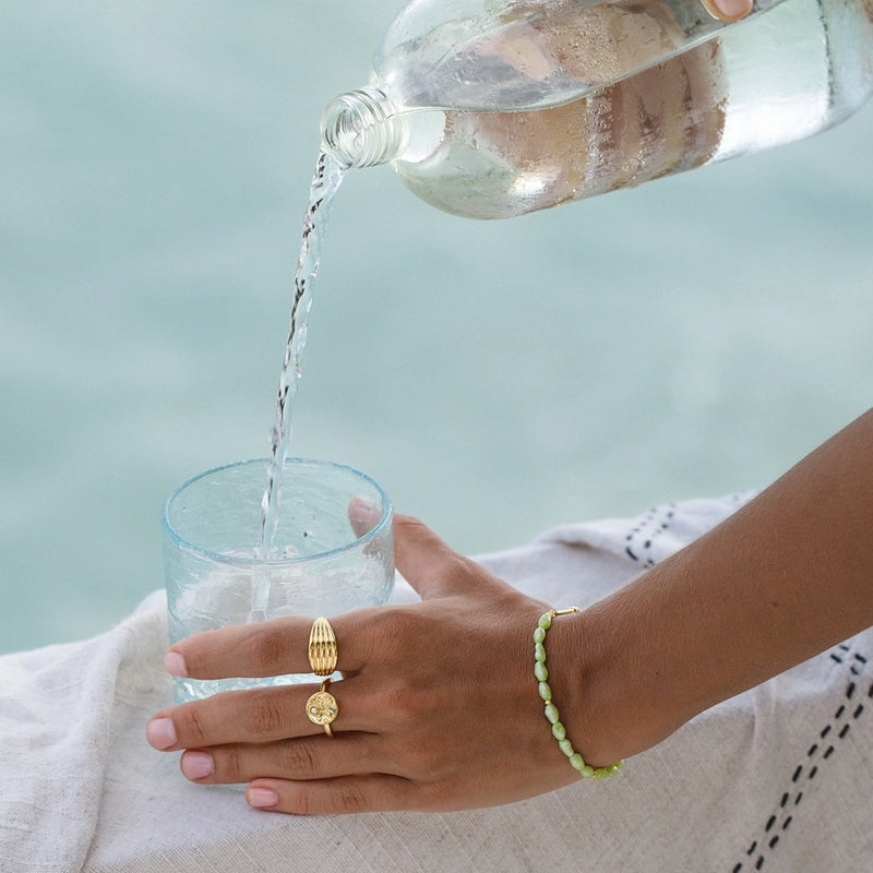 Damen Gold Ring mit Korallen und einer Perle auf der Vorderseite | PRODUCT: float-calm-pazifik-ring-gold_25_25 | PRODUCT: float-korallen-armband-gold_60_15