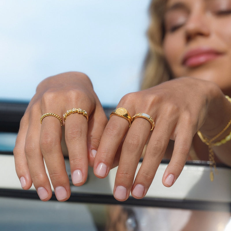 Damen Gold Ring mit Blumenkranz auf der Vorderseite  | PRODUCT: float-twisted-ring-gold_25_45  | PRODUCT: float-mandala-singlet-ring-gold_50_50  | PRODUCT: float-vintage-muschel-ring-gold_60_45