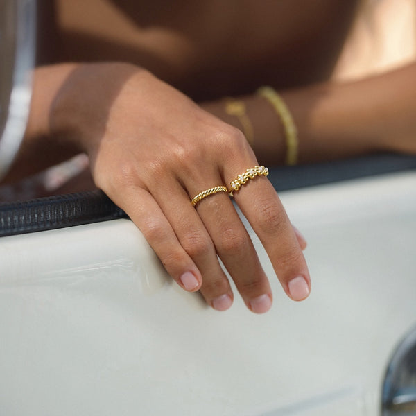 Damen Gold Ring mit Blumenkranz auf der Vorderseite | PRODUCT: float-twisted-ring-gold_50_50
