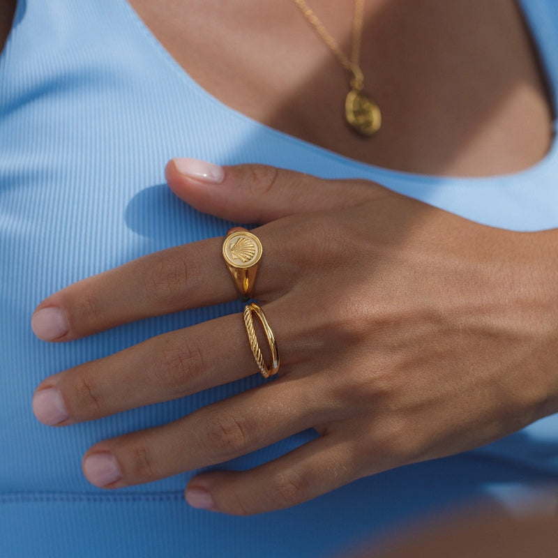 Damen Gold Ring mit zweigeteilter Vorderseite. Glatt und Wellenmuster. | PRODUCT: float-muschel-ring-gold_25_50